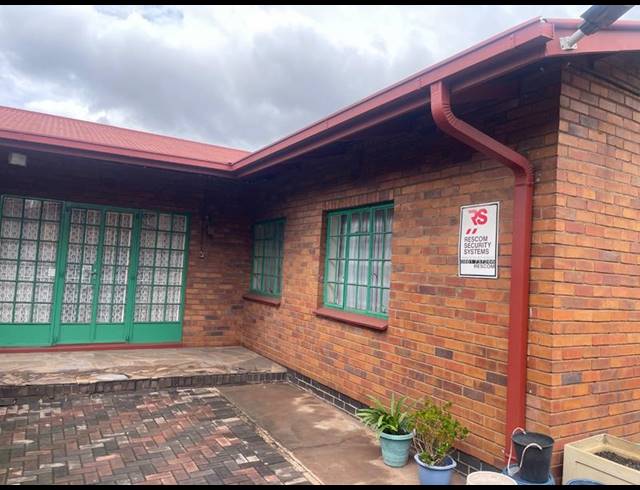 3 BEDROOM HOUSE FOR SALE IN VANDERBIJLPARK CW 4